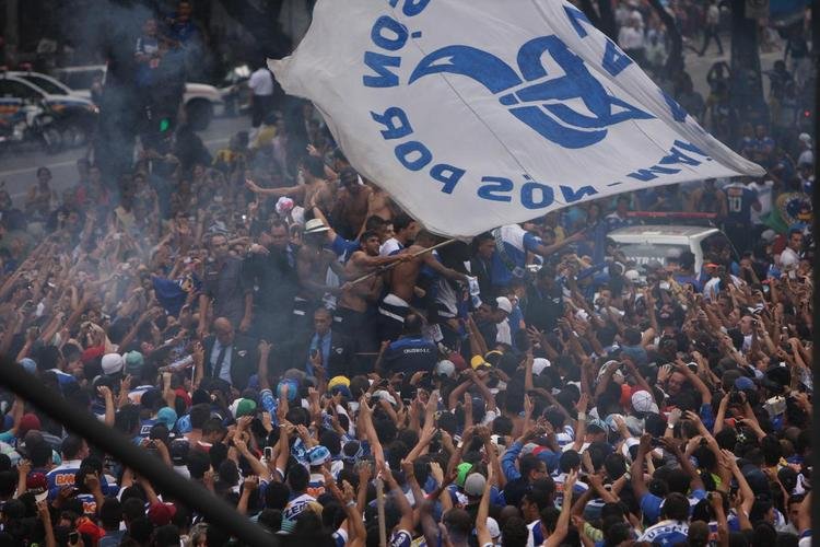 Depois de vencer o Vitria por 3 a 1 no Barrado, em Salvador, na noite de 13 de novembro de 2013, e confirmar o tricampeonato brasileiro, o Cruzeiro desembarcou em Confins numa quinta-feira e foi recebido por milhares de pessoas nas ruas de Belo Horizonte. O elenco desfilou em carro pela Avenida Antnio Carlos, pela Avenida Afonso Pena, no Centro, e foi em direo  sede do Barro Preto. Esta, sem dvida, foi a festa que envolveu o maior nmero de pessoas na capital mineira.