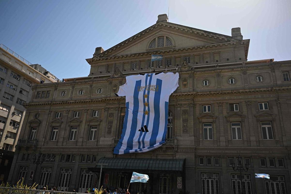 Multido festeja, no Centro de Buenos Aires, o tri mundial da Argentina conquistado na Copa do Catar