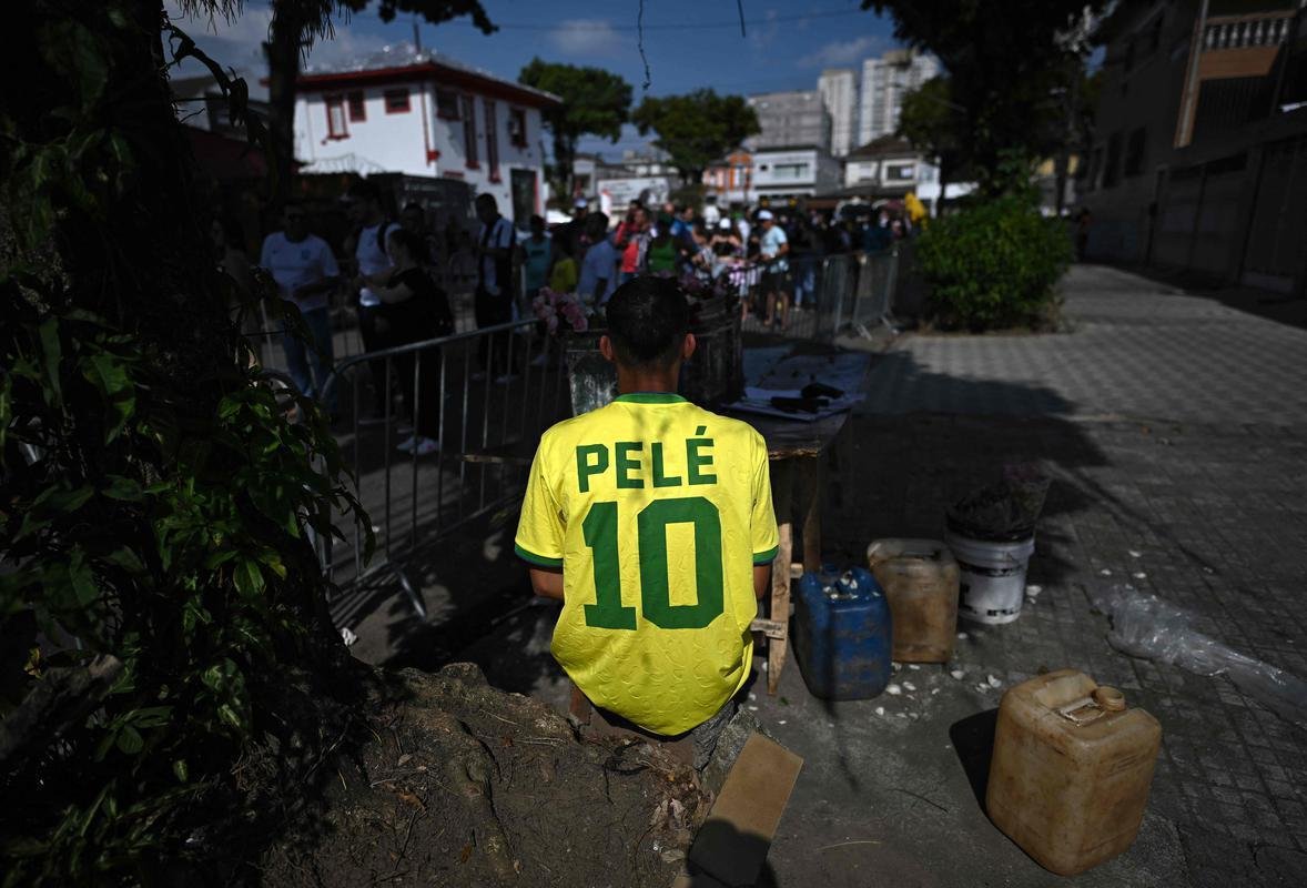 Os ltimos momentos do velrio de Pel, na Vila Belmiro, estdio do Santos. 