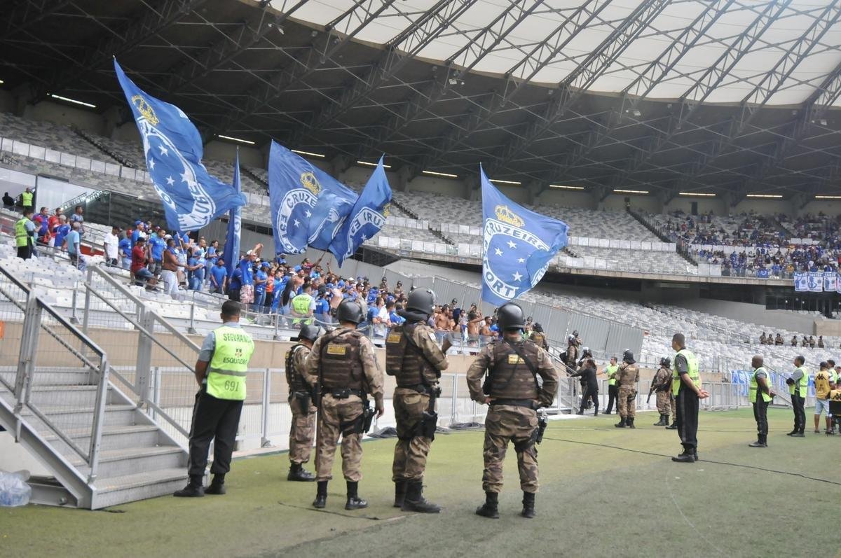 Reaes da torcida do Cruzeiro na partida contra o Palmeiras, no Mineiro, pelo Brasileiro