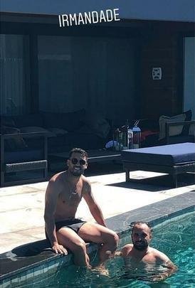 Lateral-direito Edilson curte piscina com amigo