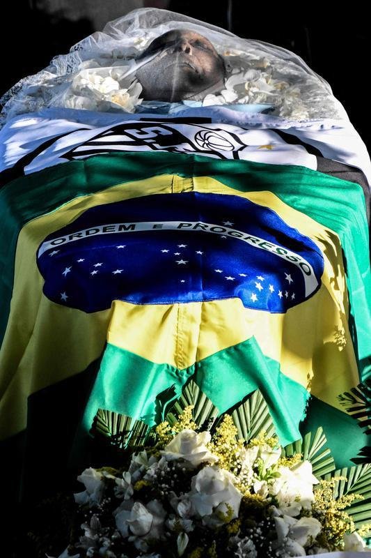 Os ltimos momentos do velrio de Pel, na Vila Belmiro, estdio do Santos. 