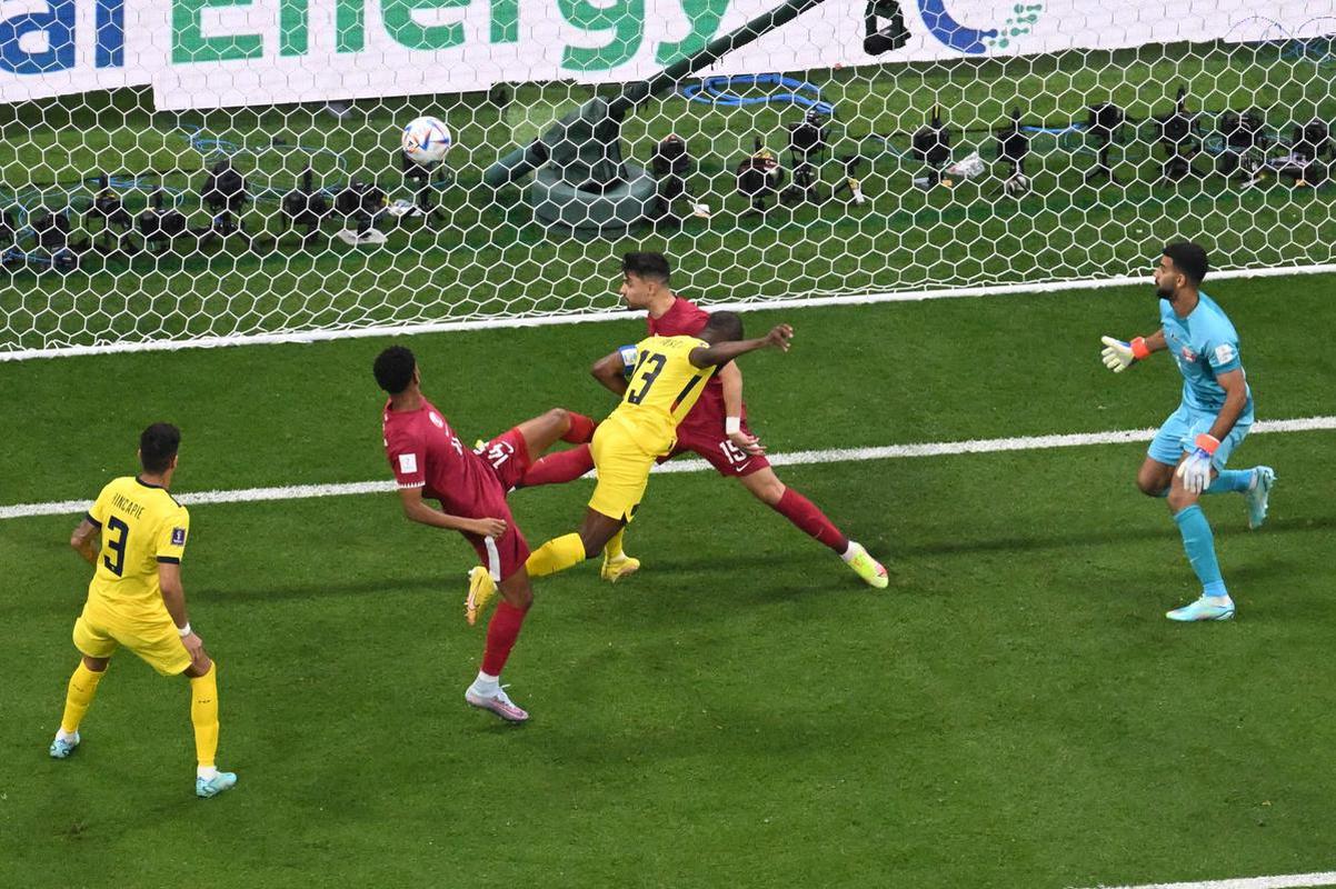 Enner Valencia marcou este gol de cabea, mas VAR anulou aps constatar impedimento.