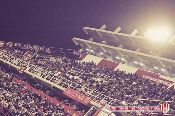 O estádio é conhecido por ser um caldeirão, com arquibancadas coladas no gramado