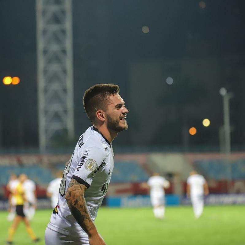 Atltico venceu Atltico-GO por 4 a 3, com gols de Keno (3) e Nathan. Time assumiu liderana do Brasileiro, com 21 pontos