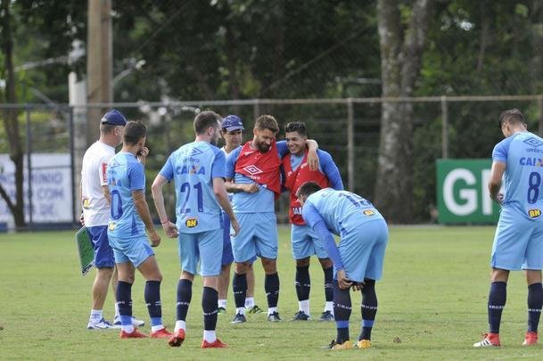 Mano Menezes montou Cruzeiro que deve encarar o Villa Nova no sbado e promoveu trs mudanas em relao ao ltimo jogo: Murilo entrou na vaga de Leo, Egdio no lugar de Marcelo Hermes e Robinho deu lugar a Ariel Cabral