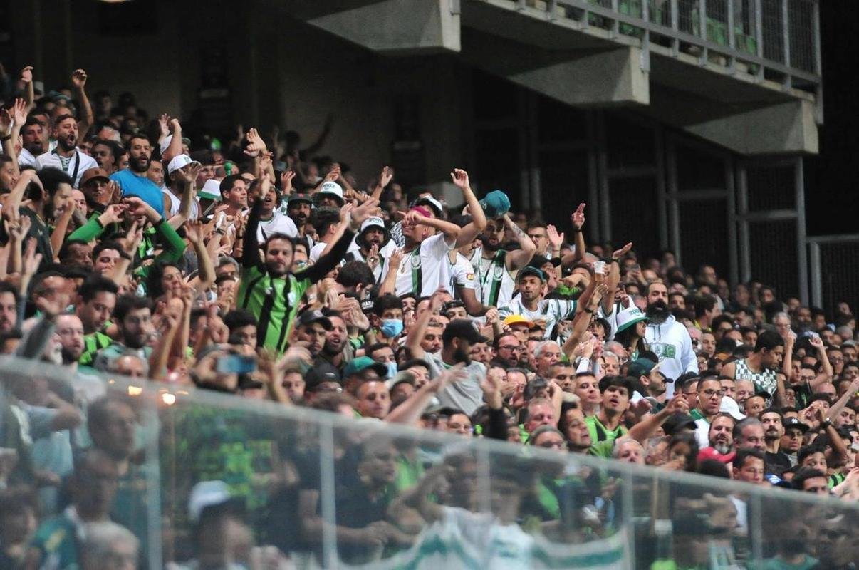 Fotos da torcida do Amrica dentro do Independncia, em Belo Horizonte, durante o jogo contra o So Paulo, nesta quinta-feira (18). Partida valida pela volta das quartas de final da Copa do Brasil. 