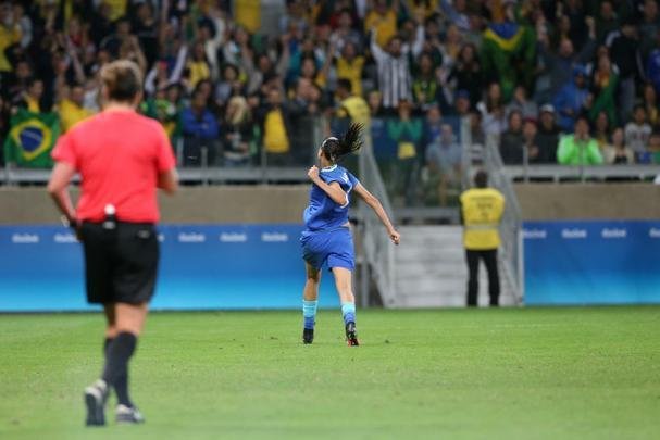 Imagens emocionantes das cobranas de pnaltis no Mineiro e da classificao do Brasil s semifinais do torneio feminino de futebol dos Jogos Olmpicos. Goleira Brbara pegou pnalti e deu vitria  Seleo por 7 a 6 sobre a Austrlia. Com 52 mil pagantes, estdio foi  loucura.