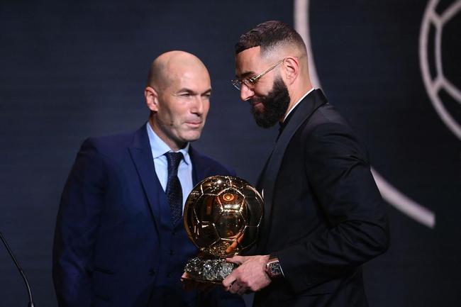 Bola de Ouro: Benzema, do Real Madrid, recebe prêmio de melhor do