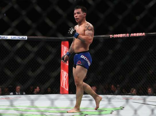 Ray Borg (luvas azuis) venceu Louis Smolka por deciso unnime (30-27, 30-26 e 30-26)