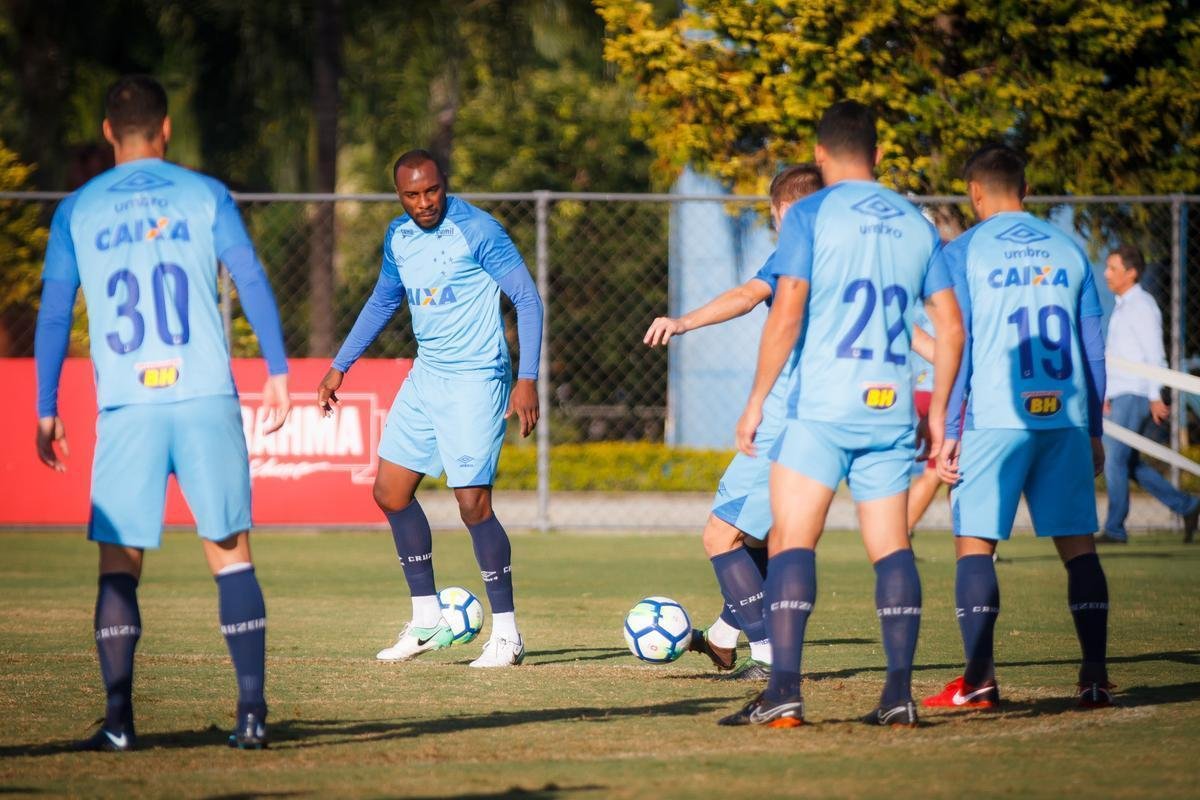 Cruzeiro encerrou preparao para jogo com Palmeiras em treino fechado na Toca da Raposa II