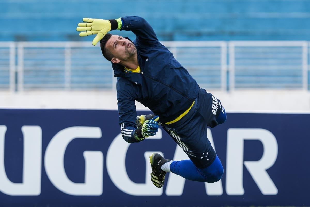 Fotos do treino do Cruzeiro no estdio Melo, em Varginha, na manh deste sbado (03/04)