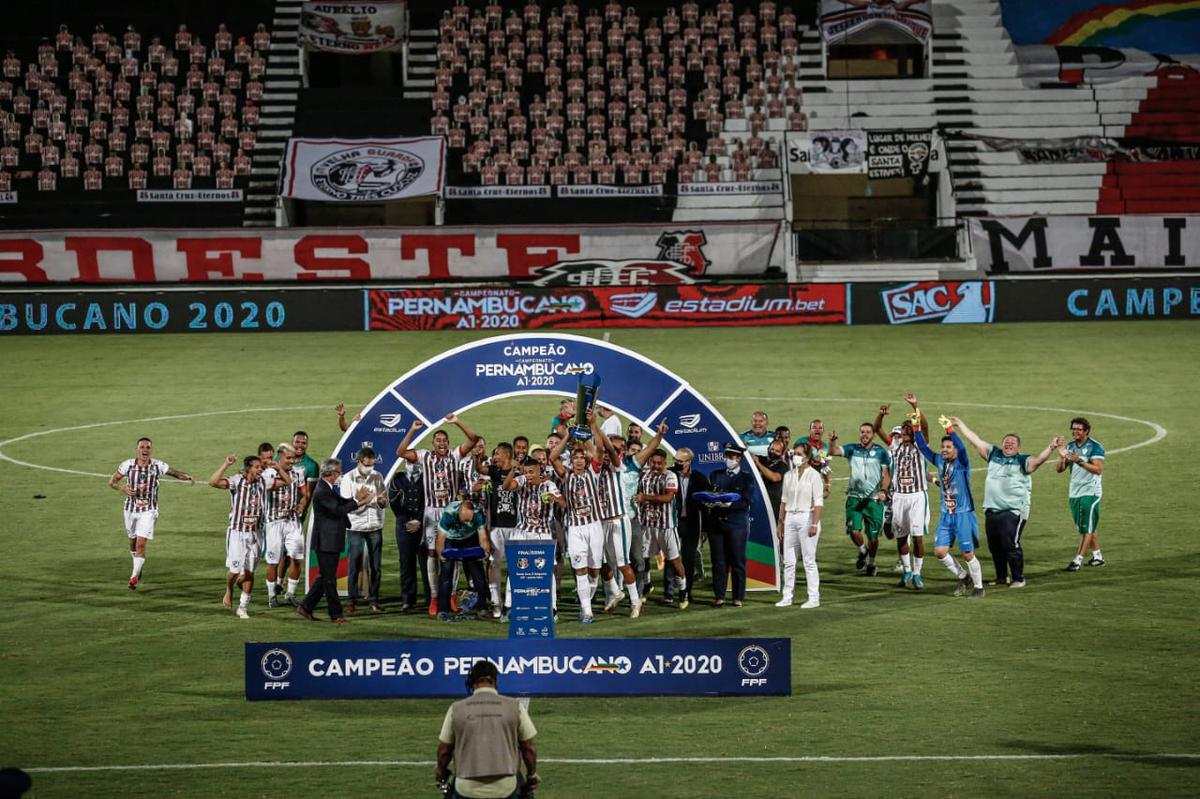 Após empatar em 0 a 0 contra o Santa Cruz, no Arruda, o Salgueiro bateu a Cobra Coral nos pênaltis e garantiu o primeiro título Estadual para o interior pernambucano