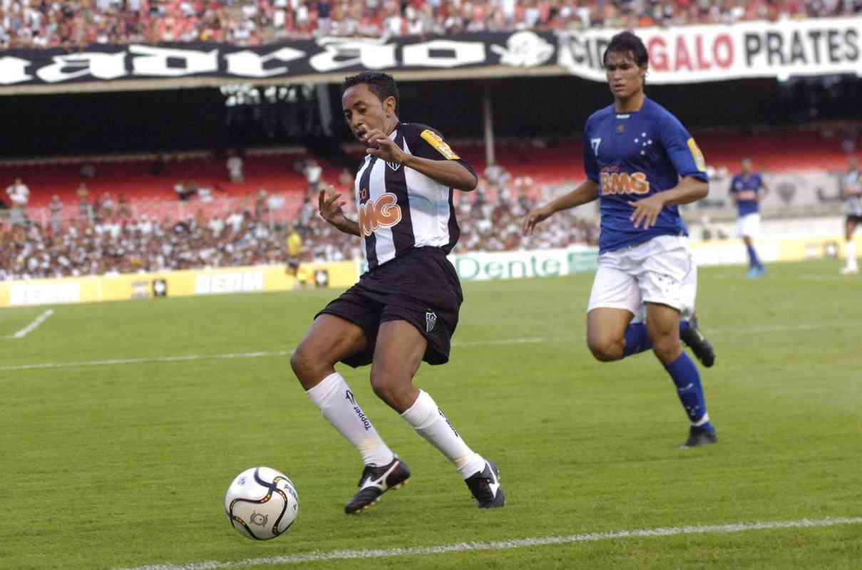 Junior: lateral-esquerdo, que jogou pela Seleo Brasileira, chegou ao Atltico em 2009