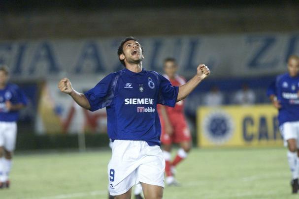 Fred em ação pelo Cruzeiro entre 2004 e 2005