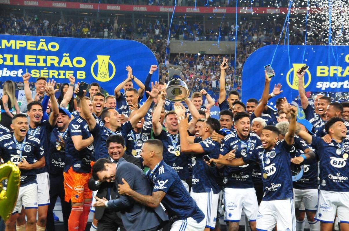 Cruzeiro levanta a taa da Srie B e faz festa no Mineiro