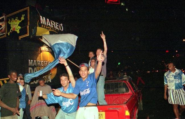 Em 16 de junho de 1996, o Cruzeiro venceu o poderoso Palmeiras bancado pela Parmalat, por 2 a 1, no Parque Antrctica, em So Paulo, e conquistou o bi da Copa do Brasil. O elenco celeste vibrou muito e calou o antigo estdio Palestra Itlia. Na chegada a BH, na manh de quinta-feira (20/6), jogadores e comisso tcnica desfilaram em carro do Corpo de Bombeiros pelas principais vias do Centro. A Praa Sete foi inteiramente tomada pela torcida cruzeirense. Foi uma das maiores festas j feitas pelo Cruzeiro na capital mineira.