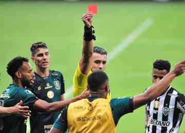 Volante do América reclamou da não marcação de pênalti no fim da decisão do Mineiro