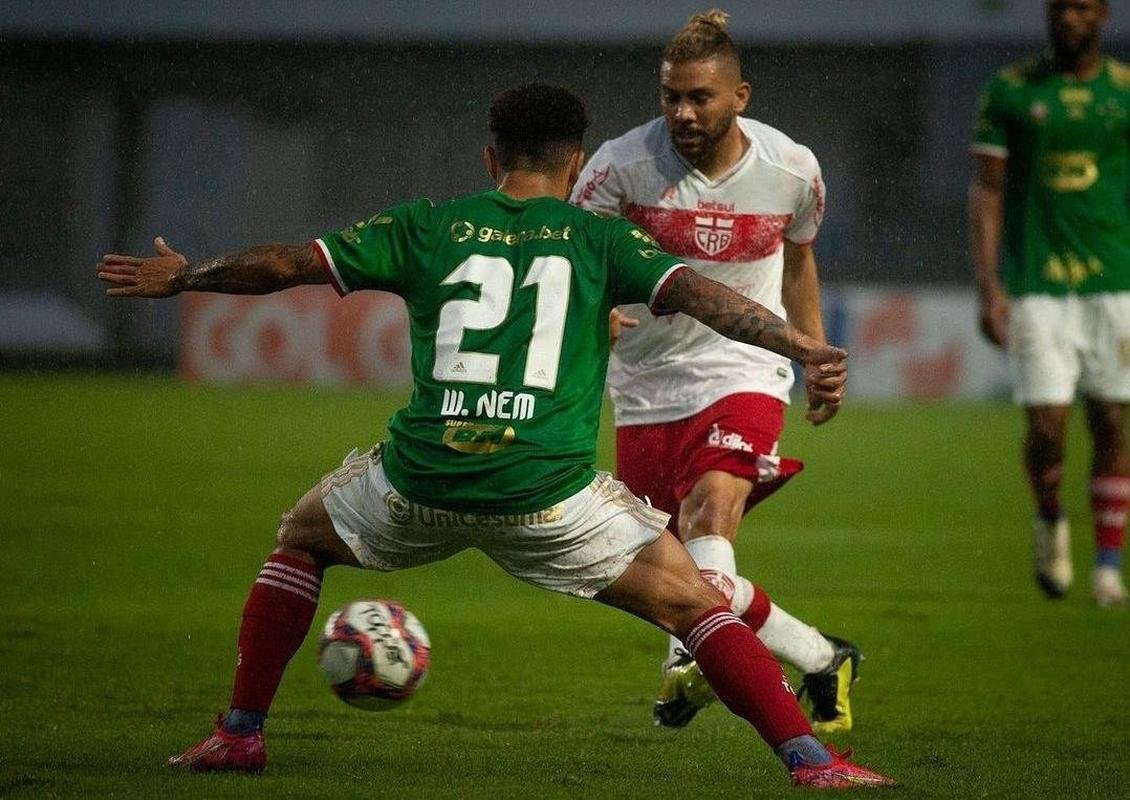 Imagens da partida entre CRB e Cruzeiro, no estdio Rei Pel, em Macei