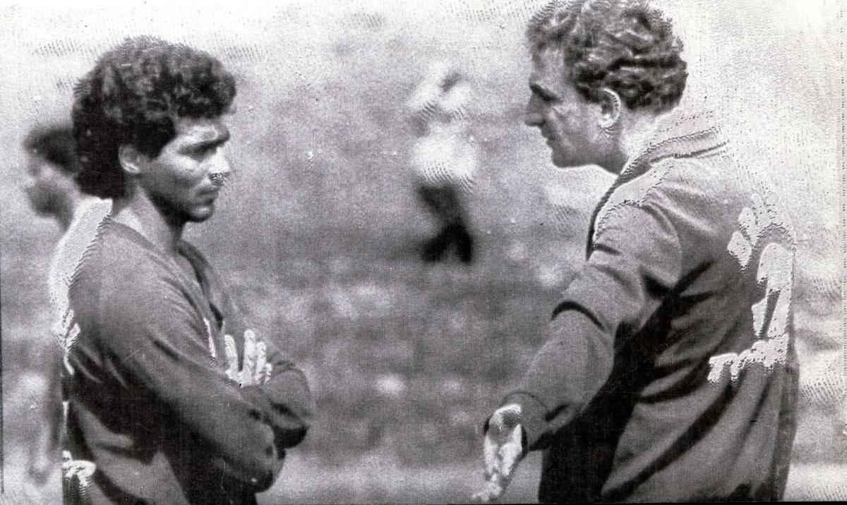 Carlos Alberto Silva com o craque Romrio, em preparao da Seleo Brasileira para Jogos Pan-Americanos de 1987; Brasil levou medalha de ouro no torneio