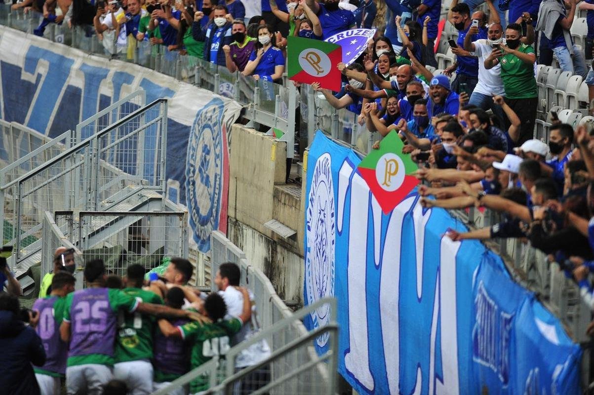 Fotos do jogo entre Cruzeiro e Confiana pela Srie B. Jogo  em Belo Horizonte marcou a volta da torcida cruzeirense ao Mineiro aps meses de ausncia devido  pandemia da COVID-19