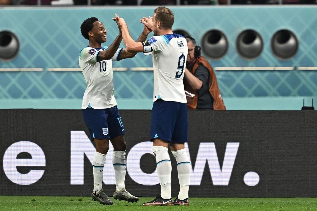 Inglaterra e Ir, no primeiro jogo do Grupo B da Copa do Mundo.