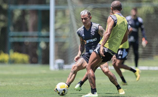 Mariano, de costas, em lance com o atacante Eduardo Vargas