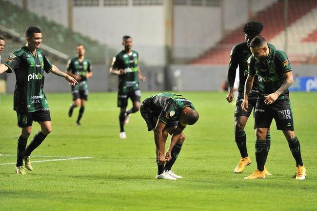 Fotos do gol de Juninho, o terceiro do Amrica na partida contra o Grmio, no Independncia, em BH, pelo Brasileiro: 3 a 0