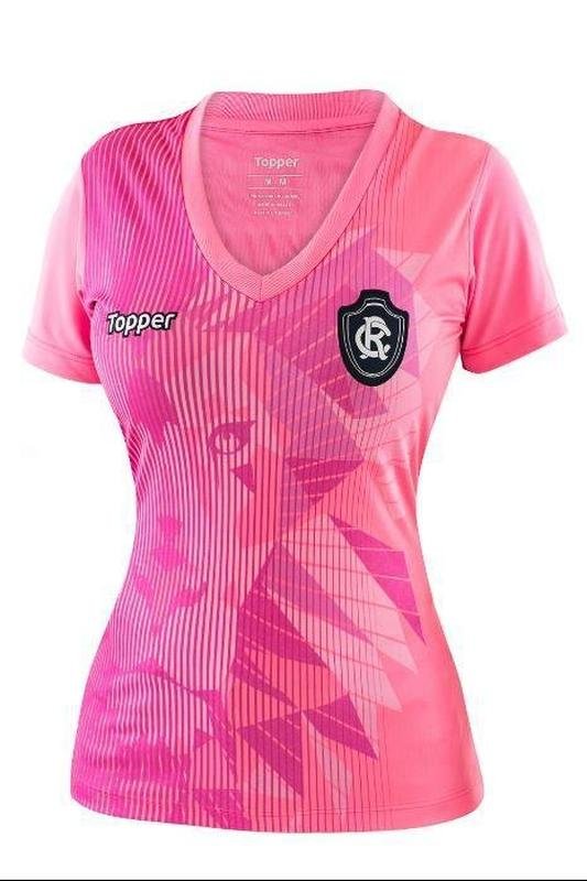 A camisa Outubro Rosa do Clube do Remo  inspirada no mascote do clube, o leo, que foi representado em sublimao total com efeito degrad de grafismos em tons de rosa.