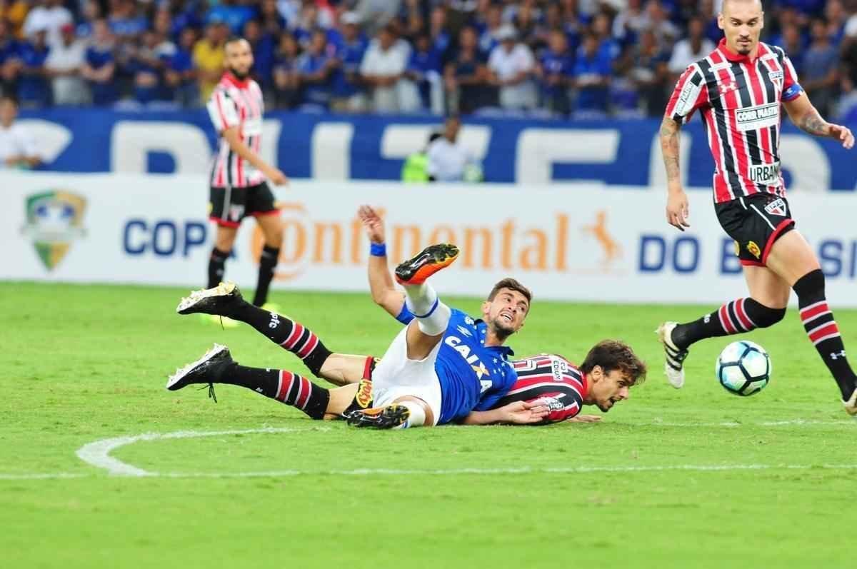 Cruzeiro perde por 2 a 1, mas gol de Thiago Neves assegura classificao s oitavas de final