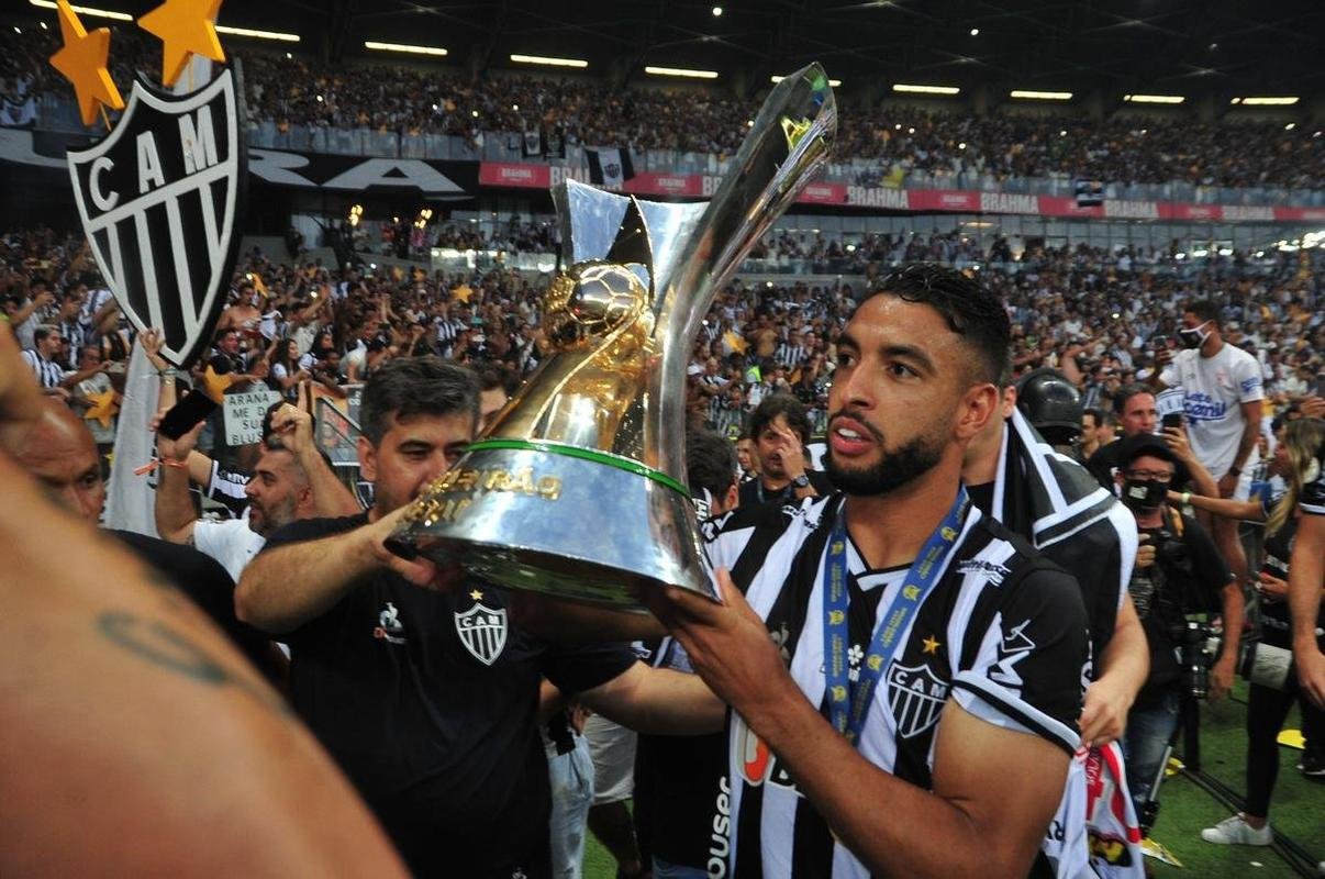 Atltico ergue a taa de campeo brasileiro e d a volta olmpica diante da torcida alvinegra, no Mineiro