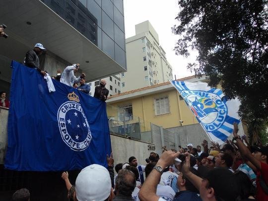 Novo reforo do Cruzeiro, Jlio Baptista foi recepcionado pelo presidente Gilvan de Pinho Tavares e acenou para torcedores da sacada da sede administrativa no Barro Preto
