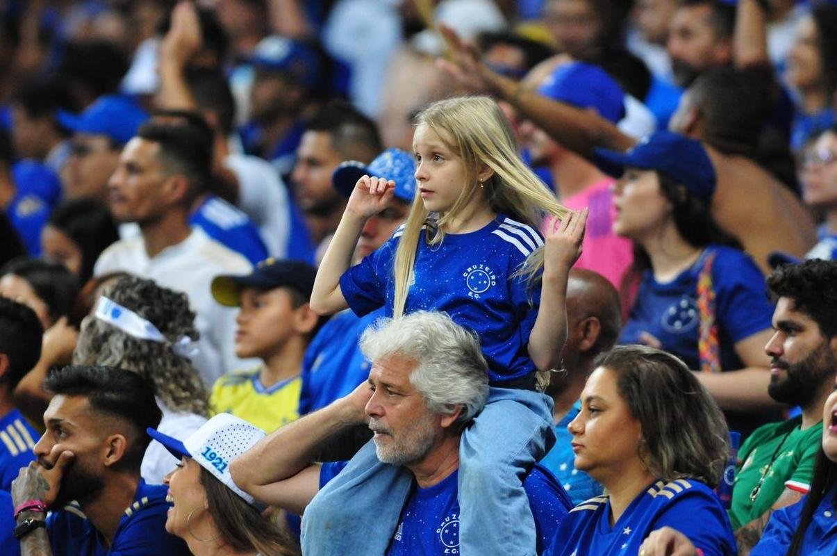 Alcia Reis, de 8 anos, em festa na torcida do Cruzeiro durante o empate por 1 a 1 com o Ituano, no Mineiro, pela Srie B de 2022