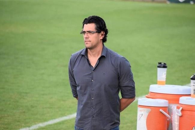 O diretor de futebol do Amrica, Paulo Bracks, recebeu o diagnstico positivo de COVID-19 nesta quarta-feira, dois dias aps a testagem de todos os profissionais do Coelho.