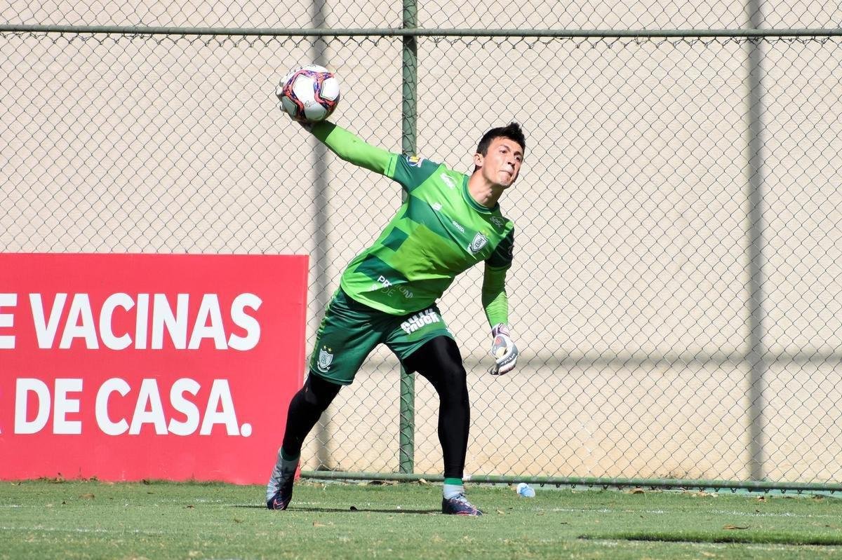 O Amrica segue com treinamentos intensivos voltados para a disputa do Campeonato Mineiro. No prximo sbado (27), o Coelho estreia no estadual diante do Boa Esporte, s 19h. A partida ser realizada no Independncia, em Belo Horizonte. A tendncia  que, neste primeiro compromisso, o tcnico Lisca utilize jogadores que tiveram menor minutagem na temporada 2020/21, alm de nomes promissores das categorias de base do clube.