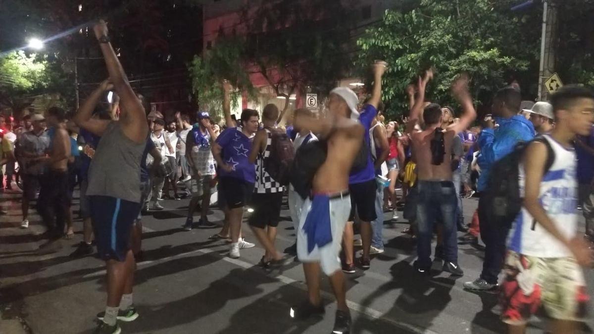 Torcedores do Cruzeiro voltam a protestar em frente  sede administrativa do clube, no Barro Preto