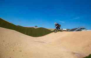 Localizado dentro do Parque Radical, em Deodoro, a pista de BMX tem percurso entre 300m e 400m