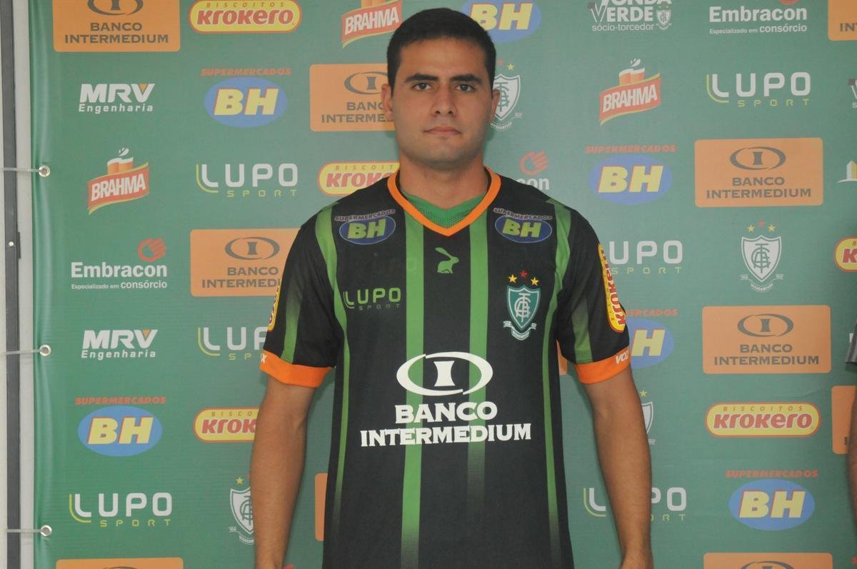 Eduardo (meia) - emprestado pelo Fluminense em 2016, fez apenas seis partidas pelo Coelho, sendo, em seguida, negociado com o Estoril de Portugal, onde atua at hoje.