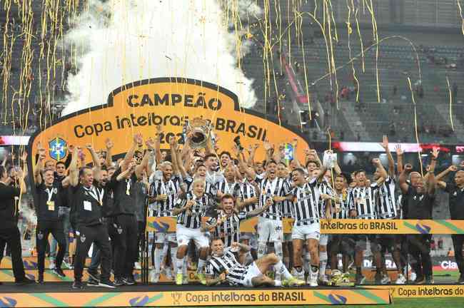 Atlético ergue a taça e festeja bi da Copa do Brasil