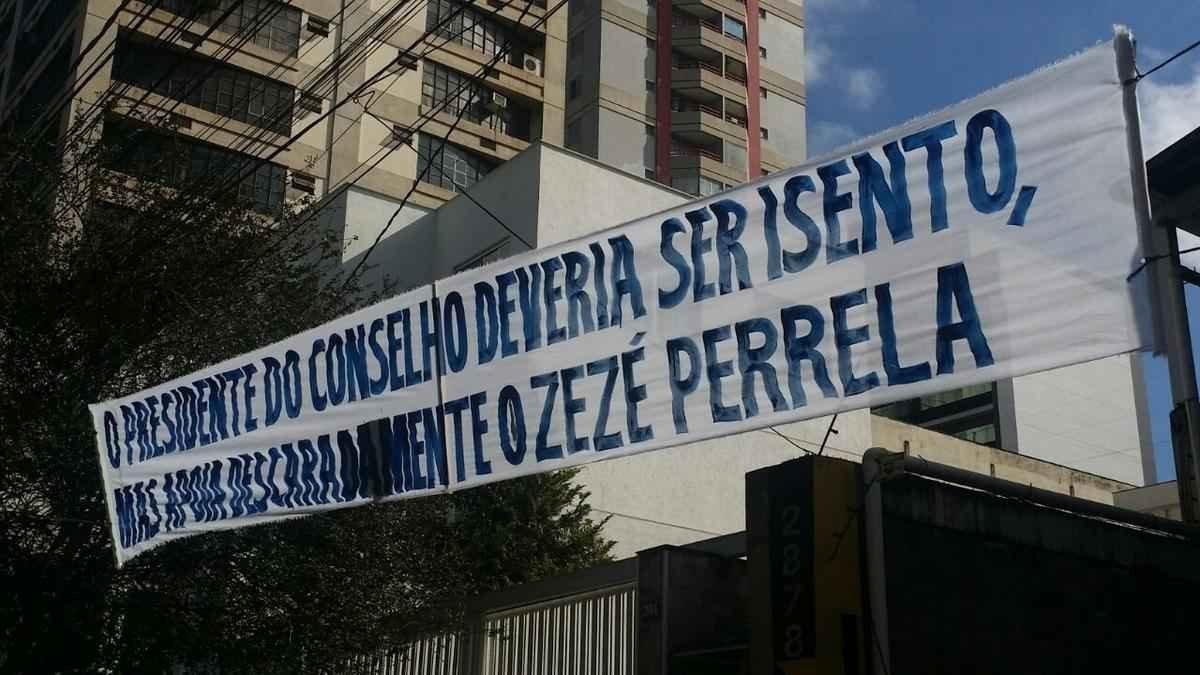 Faixas crticas ao conselho do Cruzeiro no Barro Preto