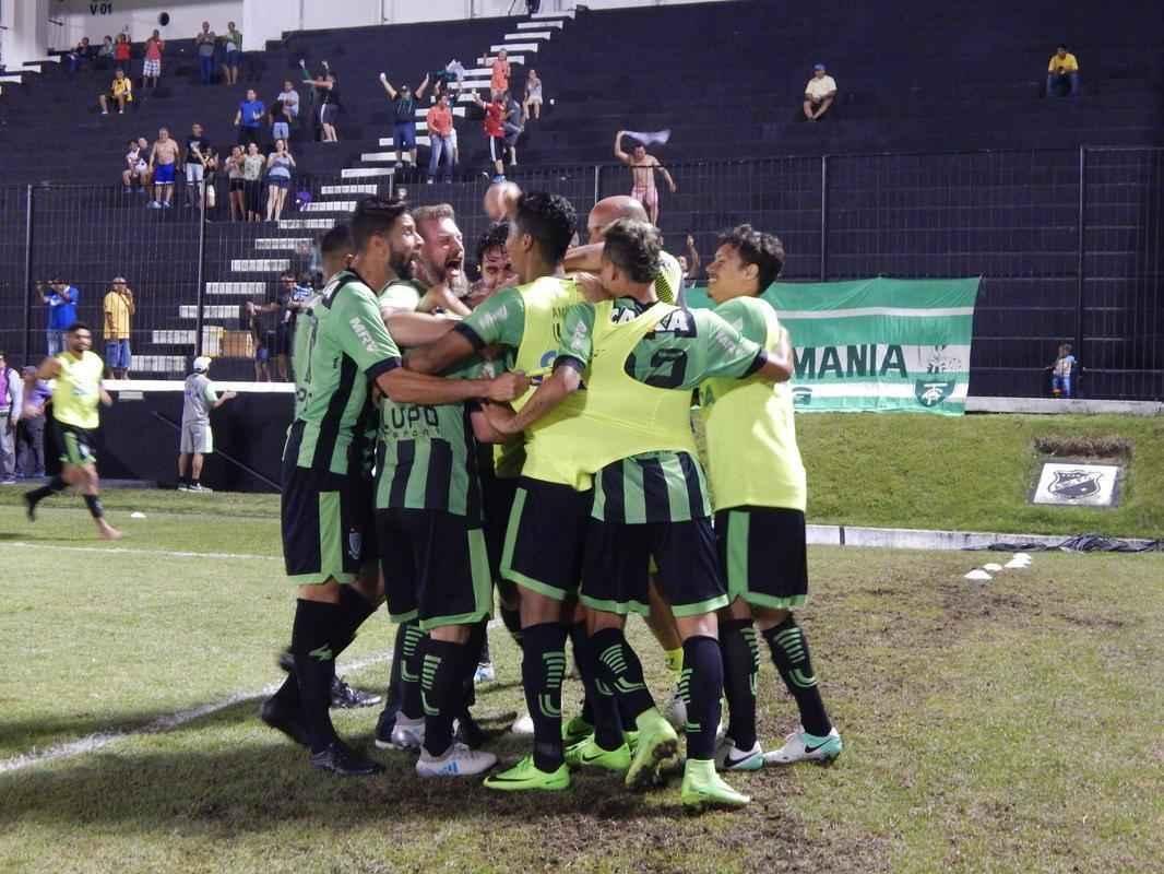 Imagens de ABC x Amrica, no Frasqueiro, em partida vlida pela 15 rodada da Srie B