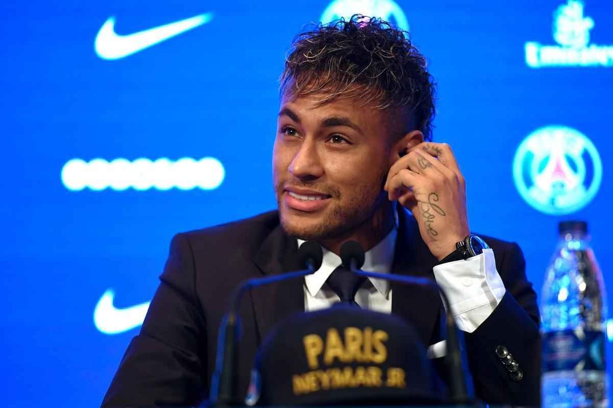 Imagens da apresentao de Neymar como grande reforo do Paris Saint-Germain 