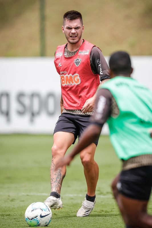 Depois do empate por 2 a 2 com o Cear, no Castelo, pela 22 rodada do Brasileiro, Atltico voltou aos treinos nesta segunda-feira na Cidade do Galo. Atividade teve vrias caras novas, diante do elevado nmero de atletas infectados pela COVID-19