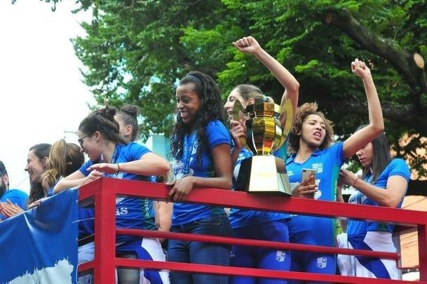 Chegada das campeãs da Superliga Feminina à sede do Minas, em Belo Horizonte. Em seguida, eles foram recepcionadas pelo presidente, por diretores e patrocinadores. Houve até brinde com champanhe