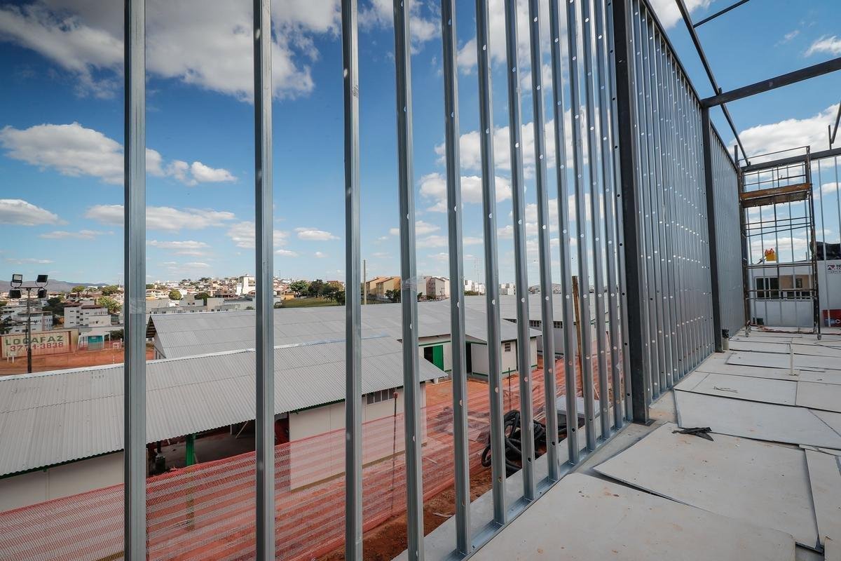 Ideia  mostrar a realidade das obras de construo do estdio do Galo
