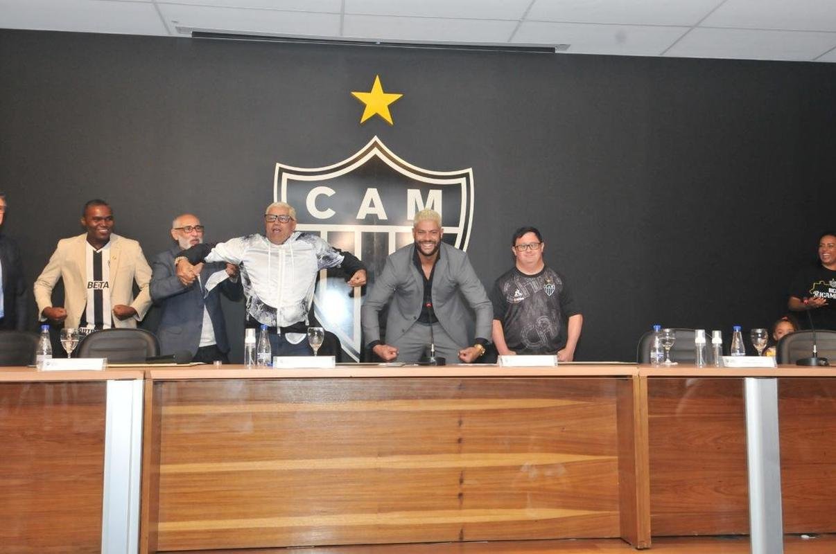 Nesta segunda-feira (6), o diretor de futebol Rodrigo Caetano, o tcnico Cuca e o atacante Hulk, do Atltico, receberam ttulos de cidados honorrios de Belo Horizonte. A iniciativa congratula os alvinegros pelo desempenho esportivo em 2021, com o ttulo do Campeonato Brasileiro.