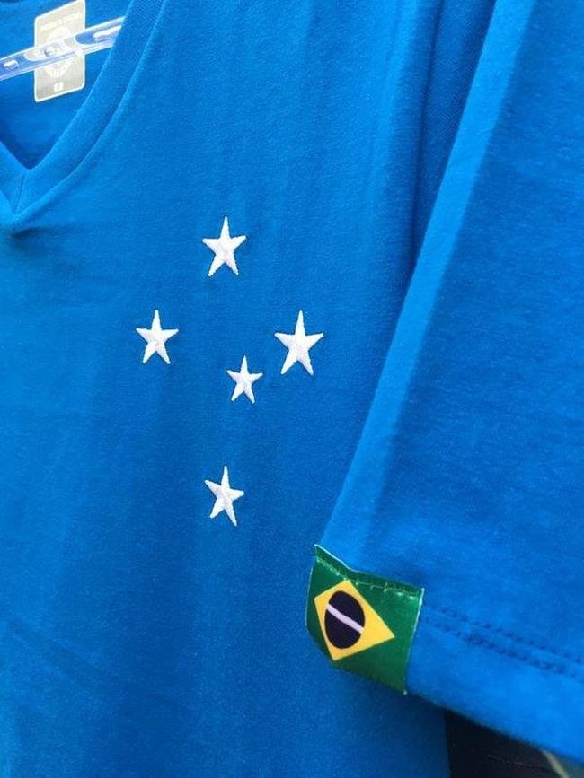 Camisas comemorativas lanadas por marca licenciada pelo Cruzeiro