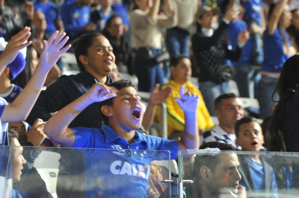 Imagens das torcidas de Cruzeiro e Corinthians no Mineiro