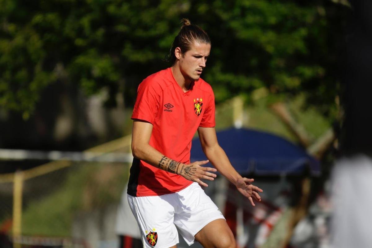 Elenco do Sport realiza aquecimento no Barrado minutos antes da partida ser iniciada, diante do Fortaleza. 