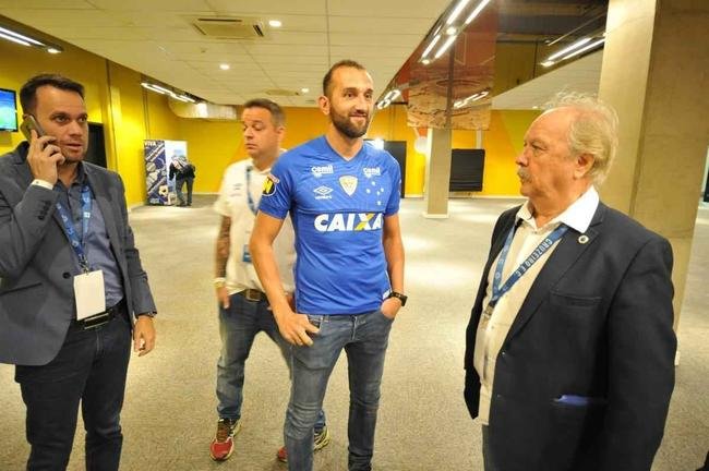 Atacante Barcos, novo reforo do Cruzeiro, foi ao Mineiro, assistiu  partida contra o Atltico-PR pela Copa do Brasil e foi apresentado  torcida pelo presidente Wagner Pires de S
